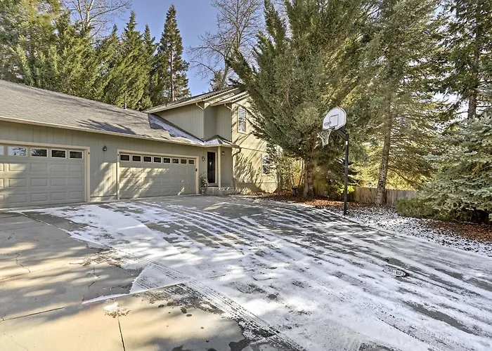 Centrally Located Mt Shasta Home W/ Deck!
