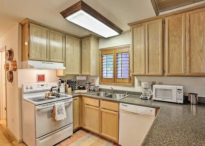 Cabin W/ Backyard Space - 1/2 Mi To Trinity Lake!